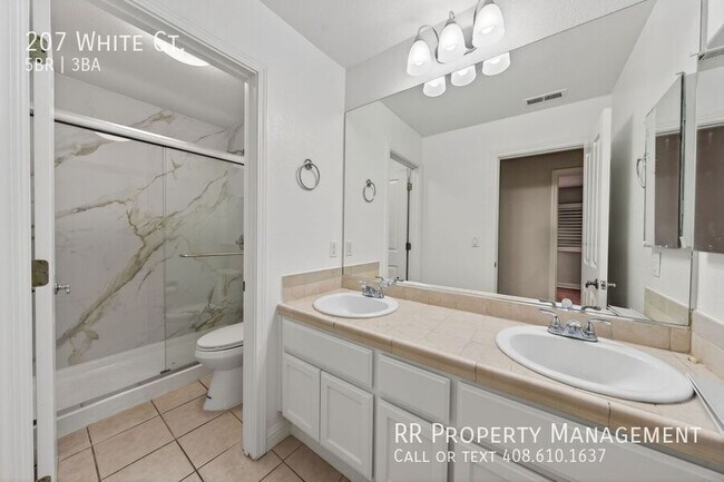 Building Photo - 207 White Ct