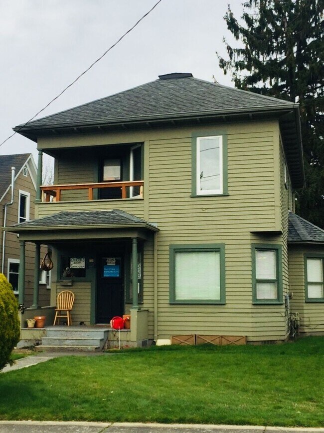 Building Photo - PRELEASE: 5bdrm/2bath, on-site laundry and...