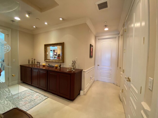 Building Photo - Gorgeous, Luxury and Furnished 3 bed 3 bat...