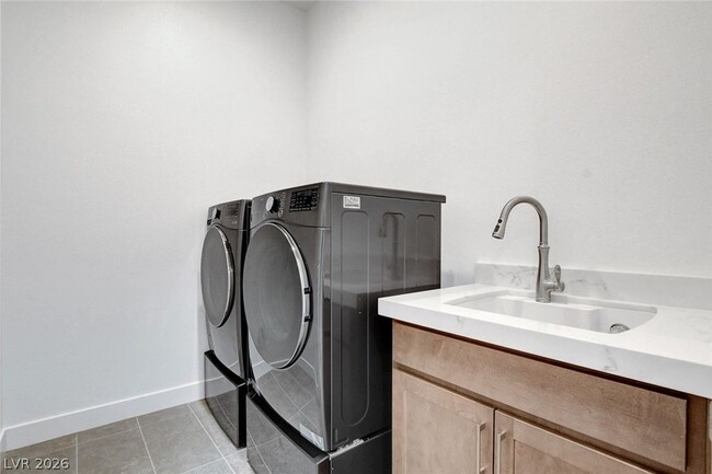 Building Photo - 670 Grey Saker St