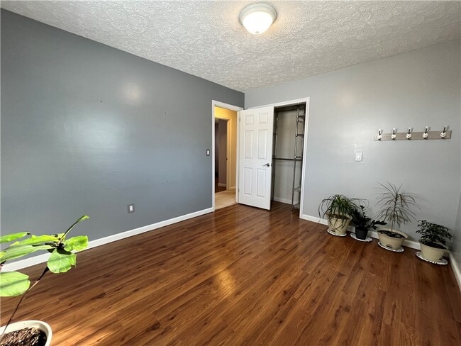 Building Photo - 28 Willow Dr