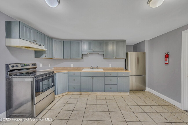 Building Photo - 916 W Linden St