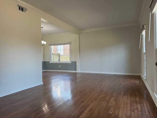 Building Photo - Remodeled 3BR Home Near Belmont & 12 South