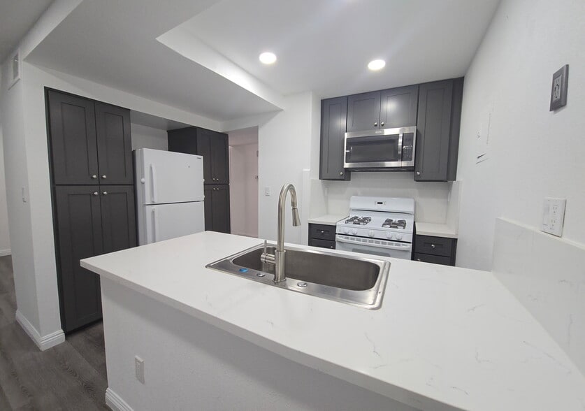 Building Photo - 2255 Cahuilla St