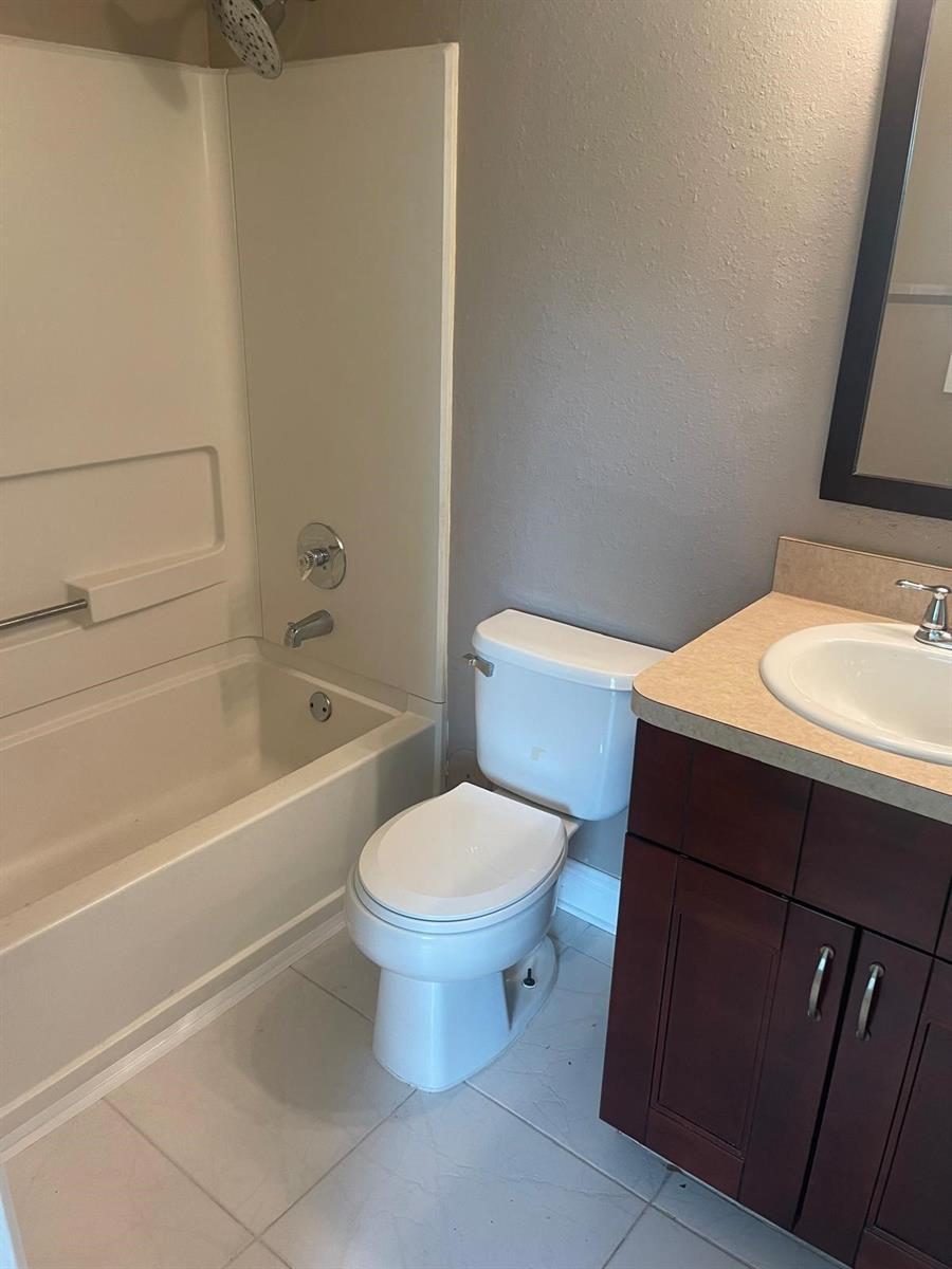 Building Photo - 8021 Sanibel Dr