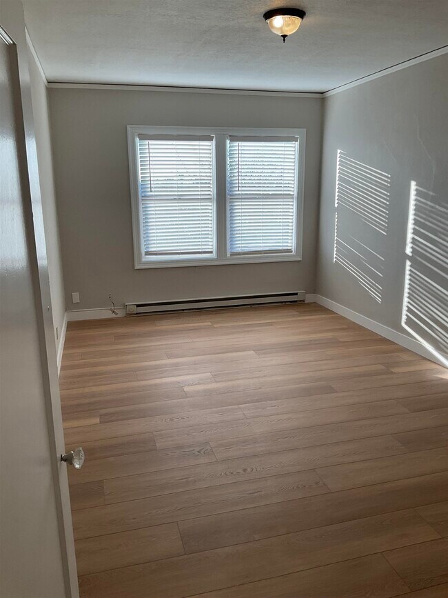 Building Photo - 618 W 7th St