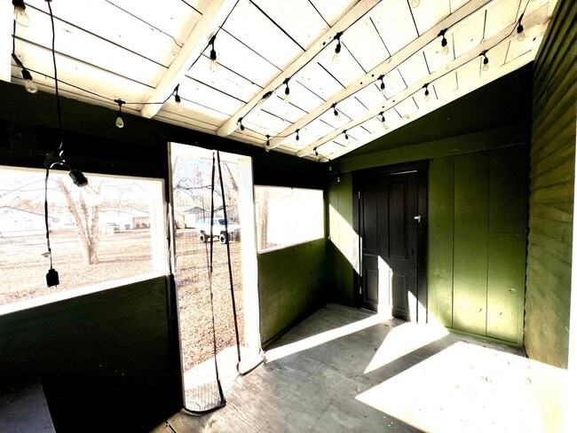 Building Photo - Adorable 2 Bedroom in the Heart of Rossville