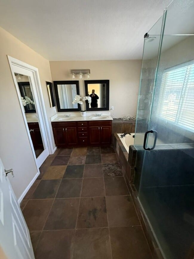 Building Photo - **Beautiful 2-Story Home Next to the Park**