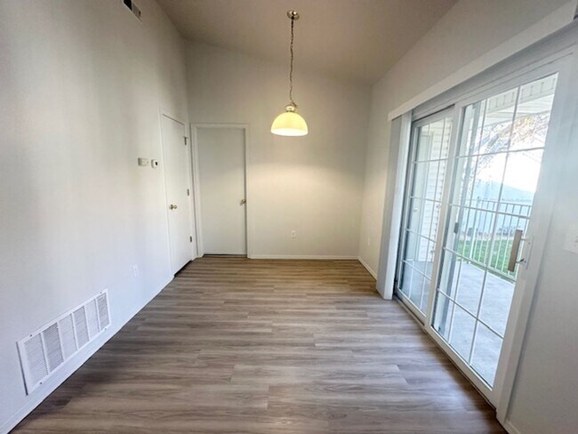 Building Photo - Fully renovated apartment in 2024 coming soon!