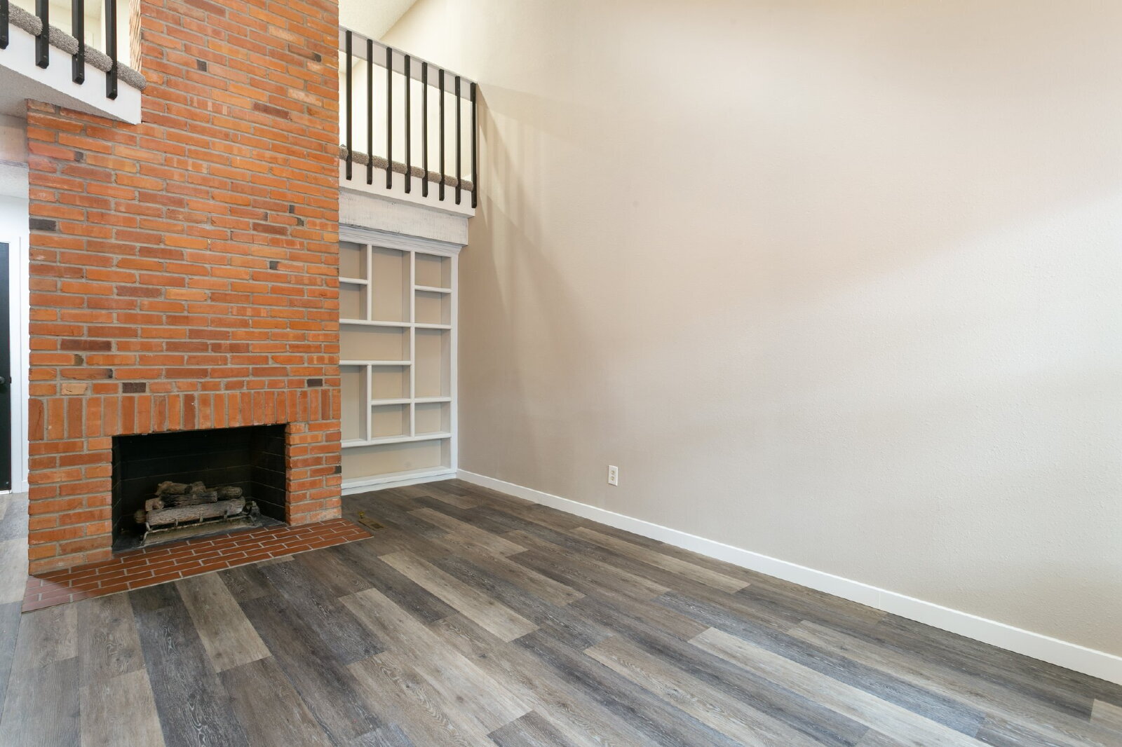 Building Photo - Charming 2BR + Loft Townhome with Stylish ...