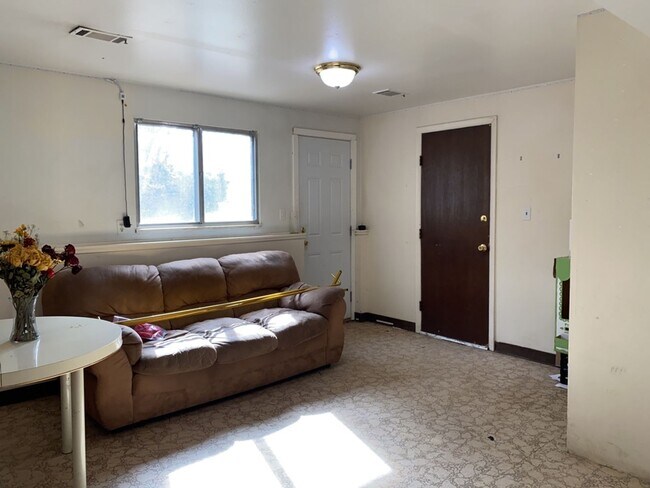 Building Photo - STUDENTS WELCOME! Sprawling 6 Bed / 3 Bath Home Near College and Drake