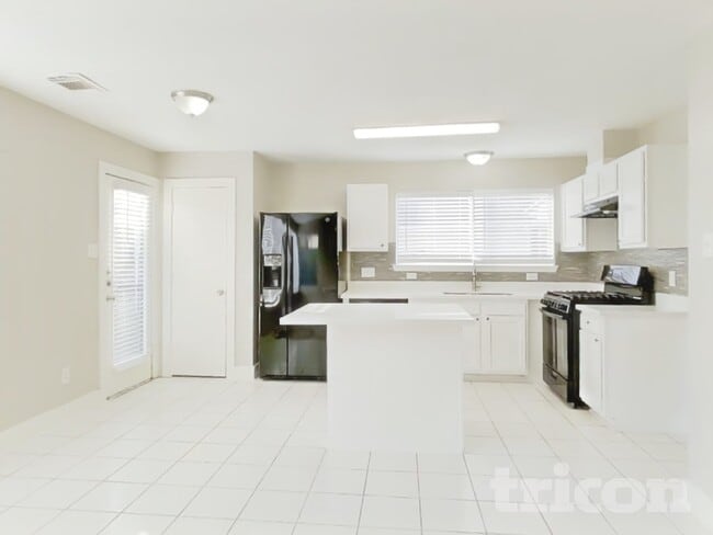 Building Photo - 21899 Pinewilde Ct