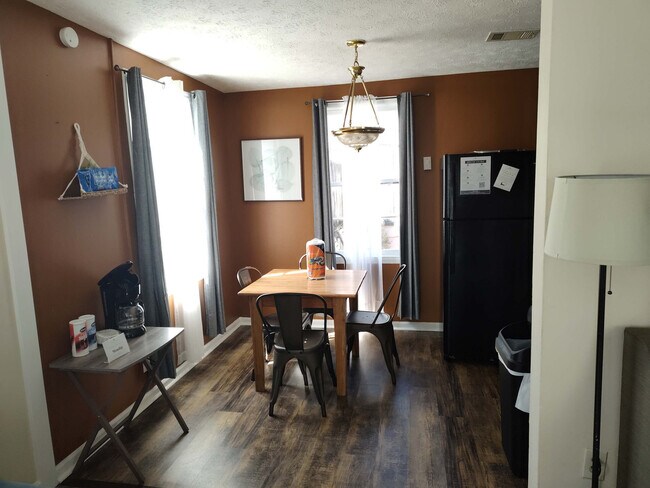 Building Photo - 3912 Crestview Dr