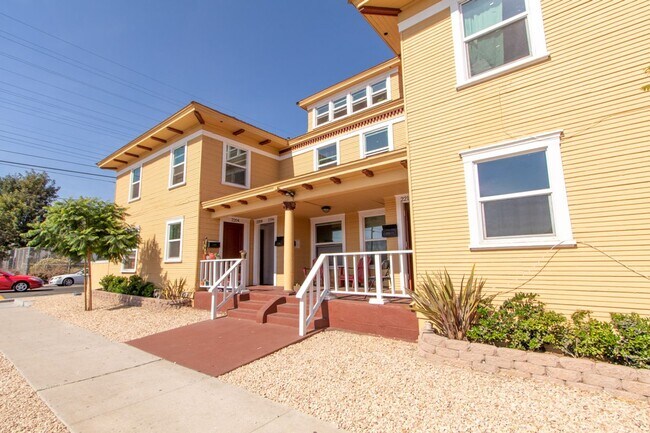 Building Photo - Charming Corner 1 Bed / 1 Bath in the Hear...