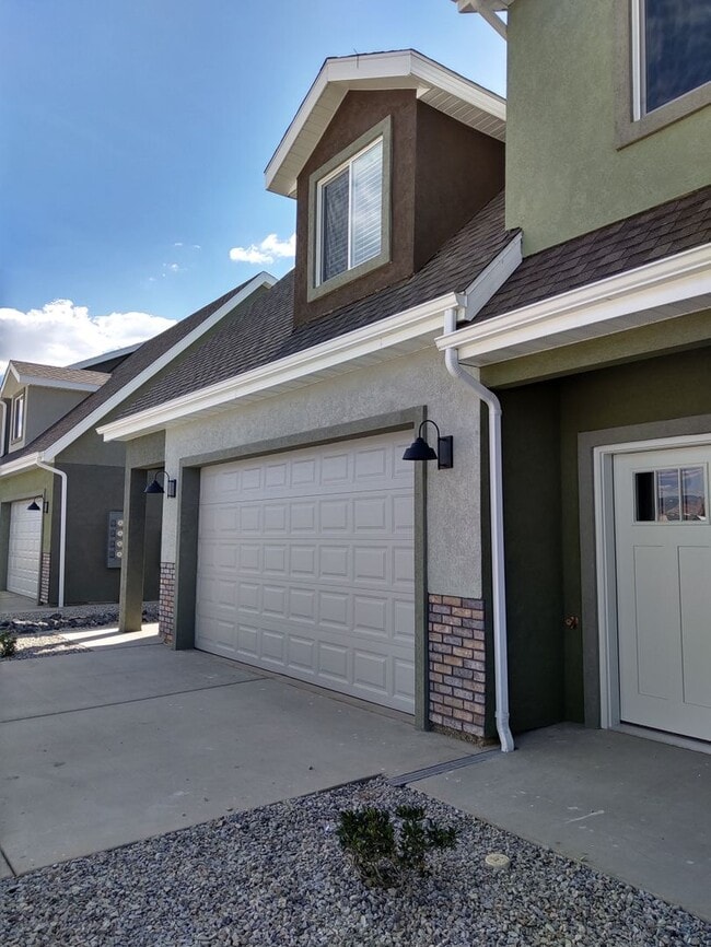 Building Photo - Elite 4 bedroom Townhome/Move in specials!