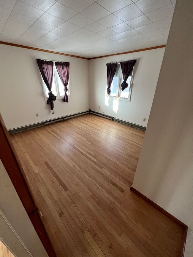 Building Photo - Spacious 3 Bedroom Home Available Septembe...