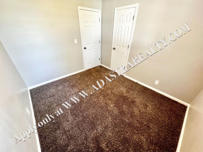 Building Photo - Spacious Shawnee Duplex-Available NOW!!