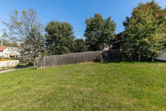 Building Photo - 105 Hemlock St