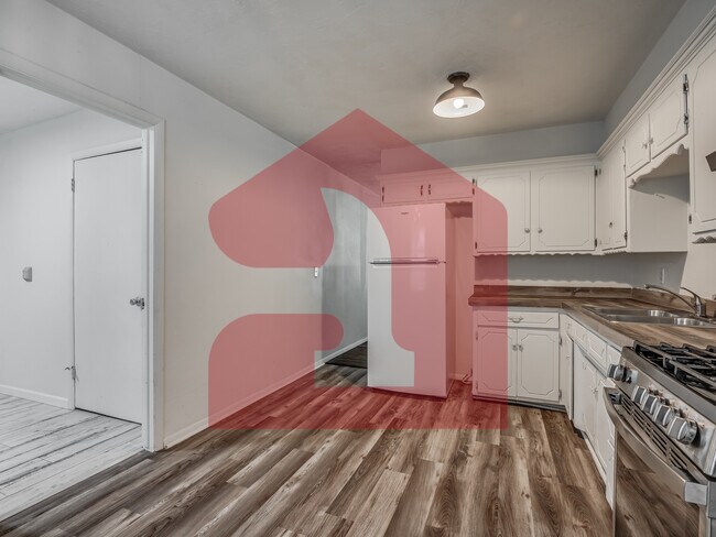 Building Photo - 224 W 5th St