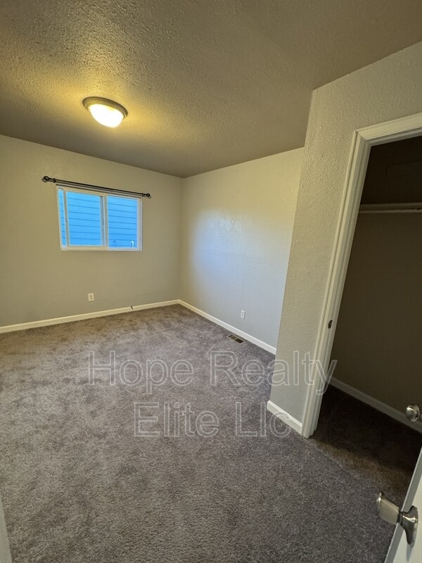 Building Photo - 3378 Foxridge Dr