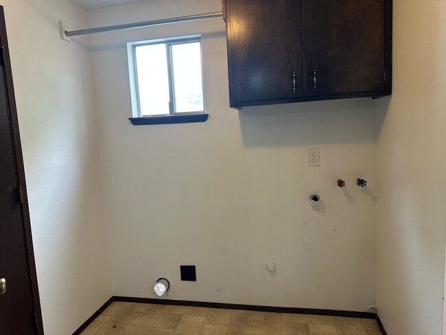 Building Photo - 2 bedroom 1.5 bath duplex in Springfield!