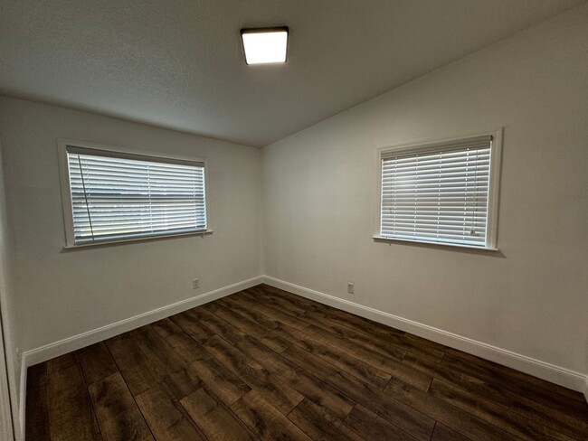 Building Photo - Fully Renovated 3 Bed/ 2 Bath Available Now!