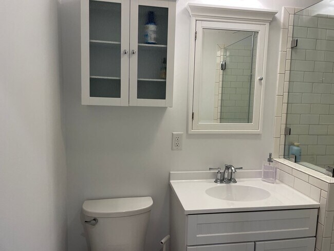 Building Photo - Old Village Cottage - 1.5 Blocks to Pitt Street Bridge