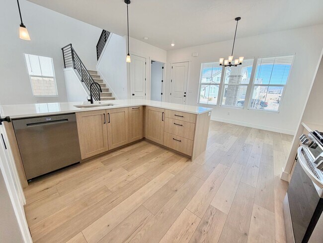 Building Photo - Desert Color 4 Bed Home!