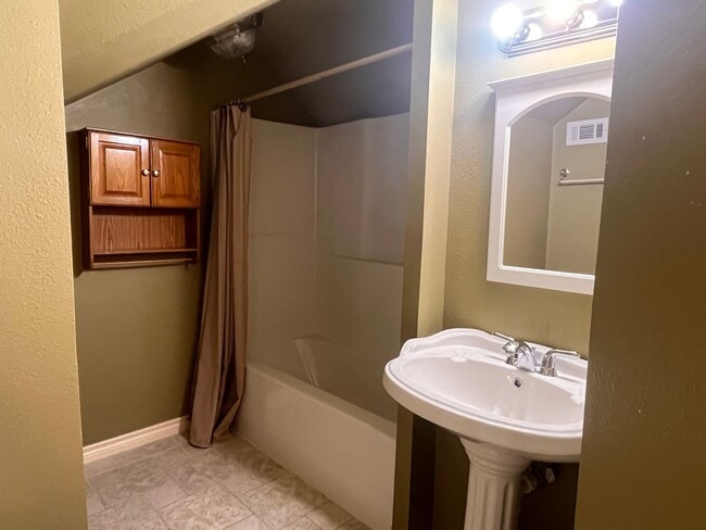 Building Photo - Gated Entry 5 bedroom, 3.5 Bath Home on 16...