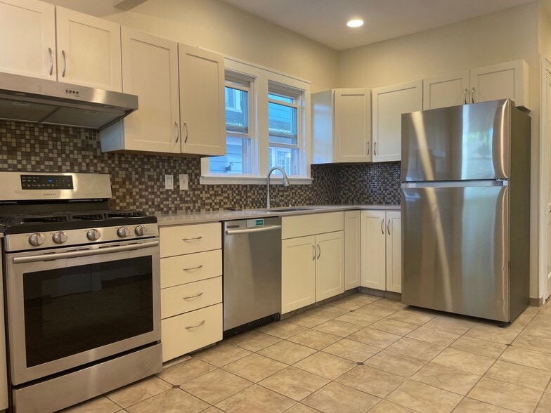 Building Photo - 704 Lovett Ave SE