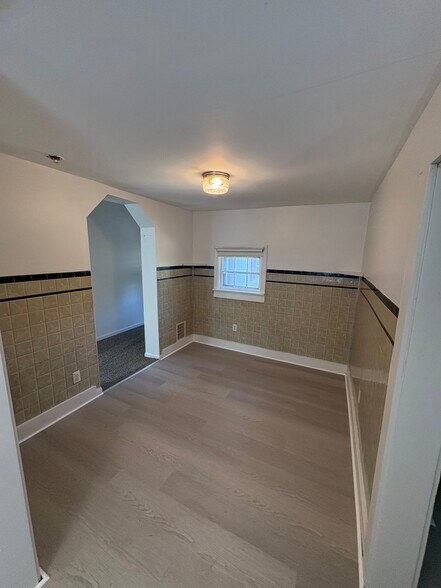 Building Photo - 8060 Lenore Ave