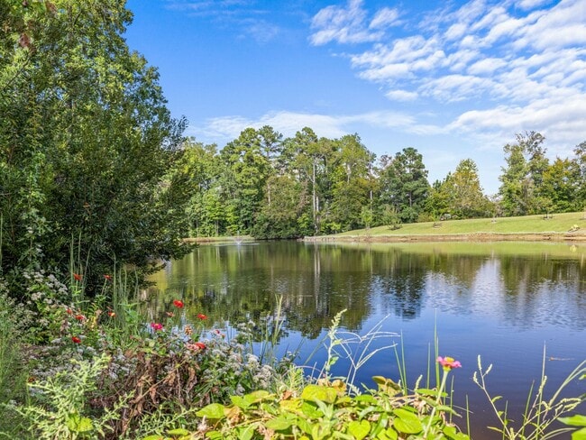 Building Photo - Beauty by the Water!