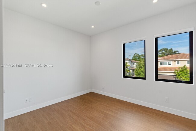 Building Photo - 3472 Emerson Dr