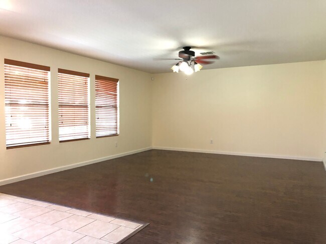 Building Photo - 4 bedroom/2.5 Bath Retama Springs Subdivision