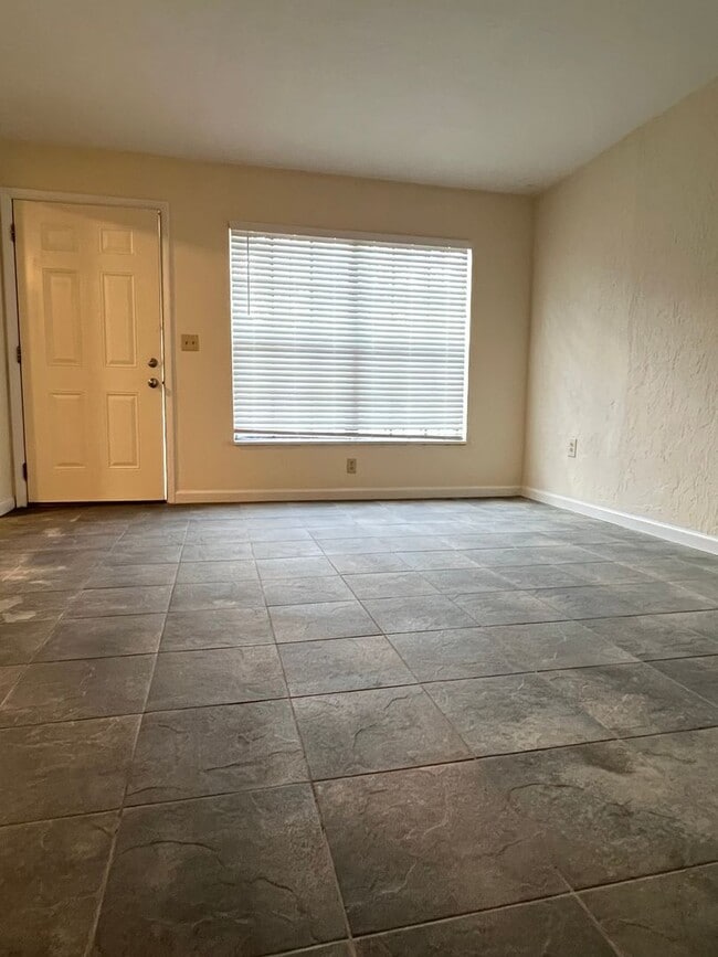 Building Photo - DANIT2626