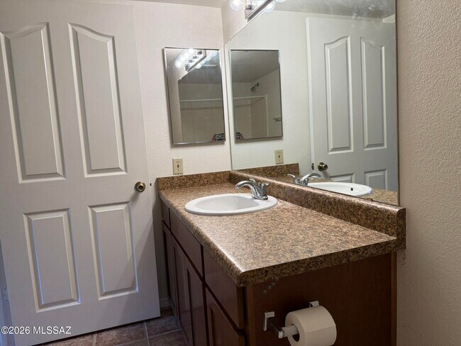 Building Photo - 5751 N Kolb Rd