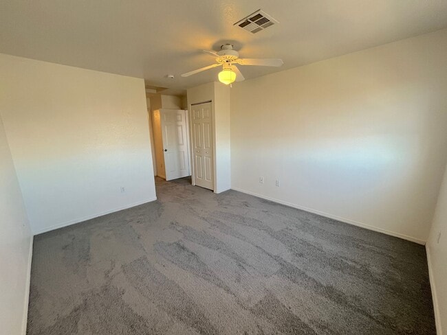 Building Photo - SPACIOUS AND BRIGHT 2 bed/2 bath In gated community