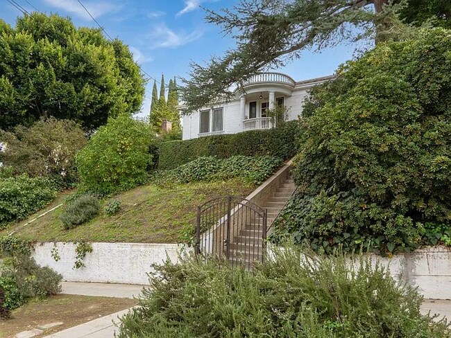 Building Photo - 1044 Manzanita St