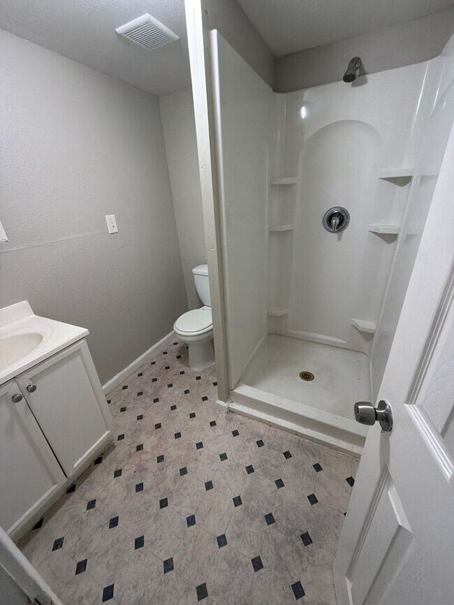 Building Photo - Versatile and inviting home