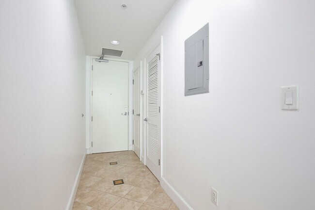 Building Photo - Modern 1/1 Condo in the Heart of Orlando –...