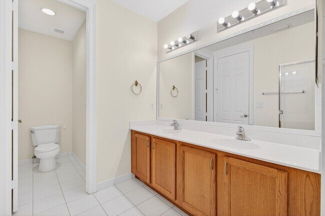 Building Photo - 4 BEDROOMS 3.5 BATHROOMS!! GATED COMMUNITY