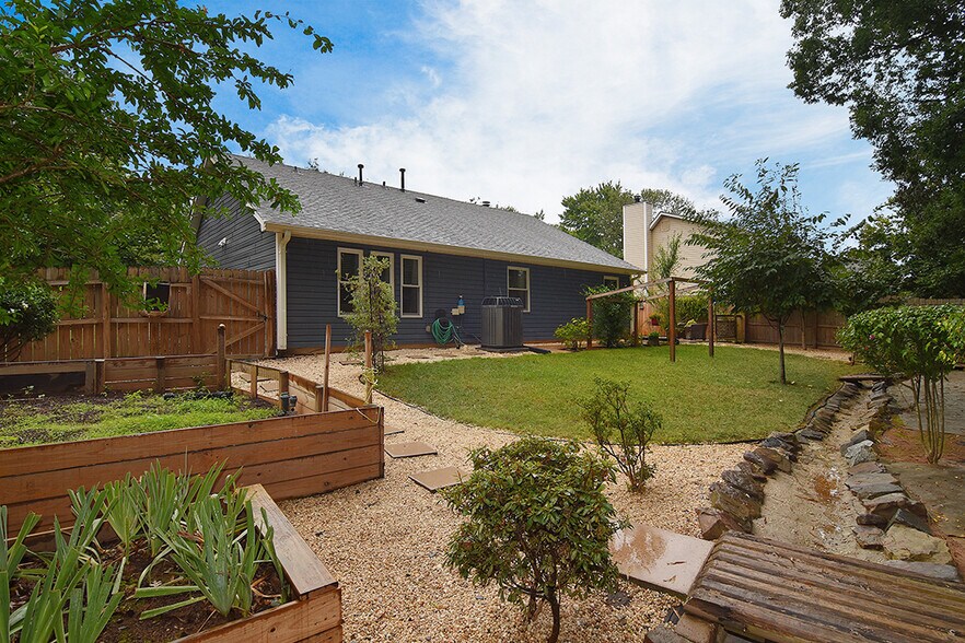 Fully fenced backyard - 16611 Glenfurness Dr