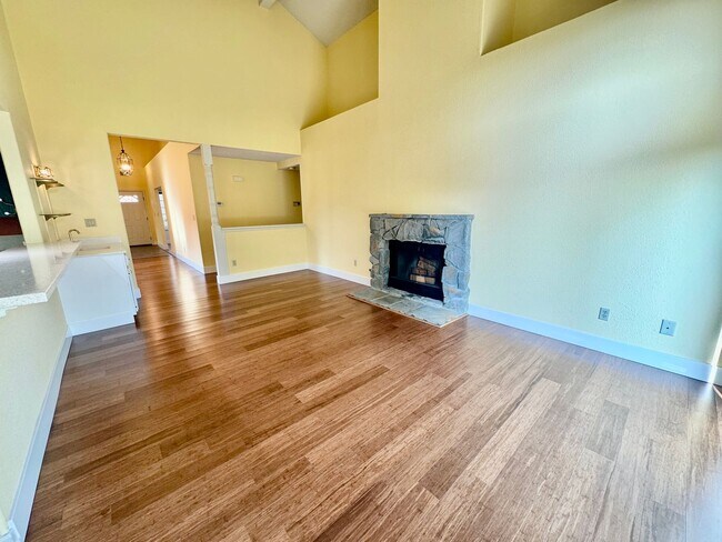 Building Photo - Spacious 4 Bed/2Ba Home in Richmond with Large Backyard!