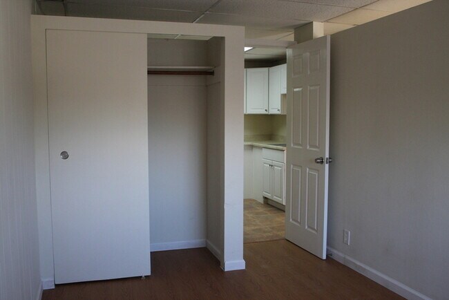 Building Photo - 1 bedroom with a washer and dryer!