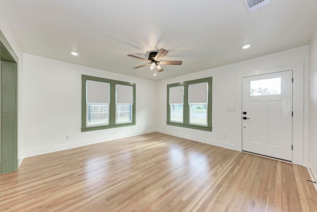 Building Photo - Stunning 3/2.5 with Office in West Lampasas