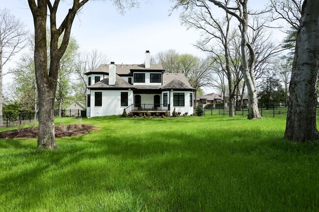 Building Photo - GREEN HILLS CUSTOM BUILT HOME. 5 BED 5 1/2...