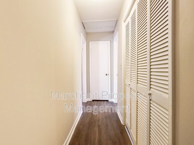 Building Photo - 106 E Bay Ct