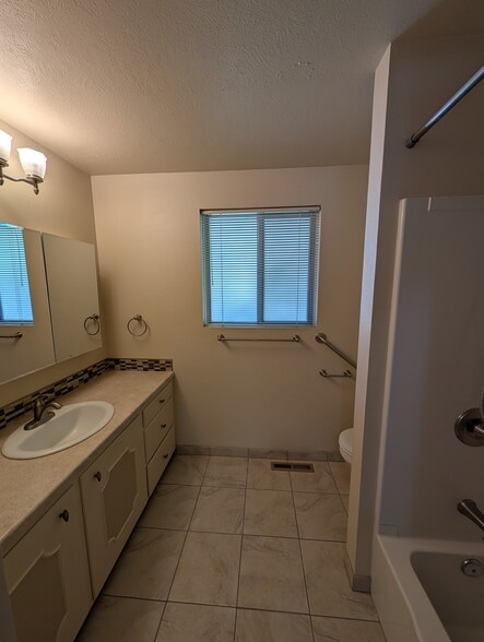Building Photo - 675 University Dr