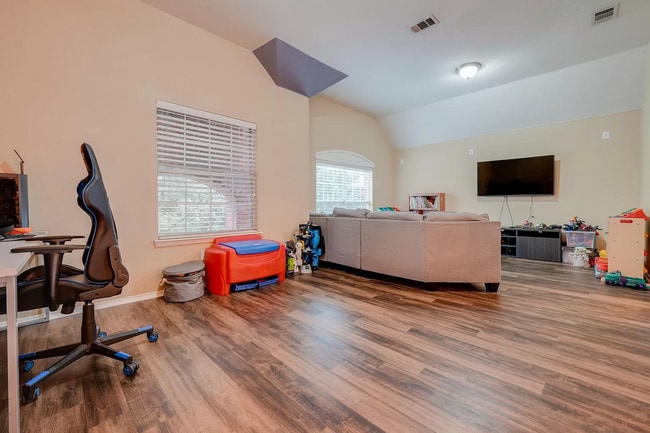 Building Photo - 5517 Crimson Oaks Dr