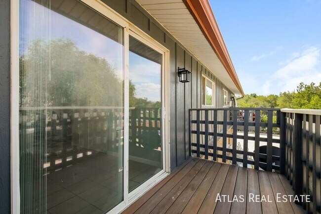Building Photo - Spacious 2 bed 1 bath unit in Lakewood ! F...